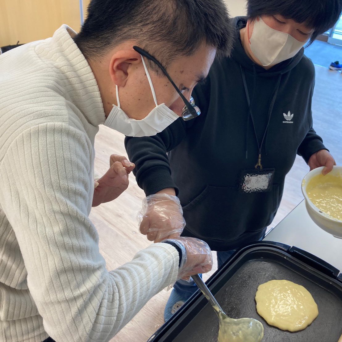 こんにちは六花ですお昼休みにみんなで「パンケーキ🥞」を作りましたパンケーキ🥞のあま〜い匂いに「これおいしいよ〜」と言った声があがったりとみなさん焼き上がりが待ちきれない様子でした🥺おいしく焼き上がったら、ホイップクリームをトッピングしていただきましたみなさんお腹も心も満たされたようで大満足といったようでした🥰#生活介護#生活介護六花#生活介護事業所#生活介護施設#生活介護事業 #障害福祉#障害者福祉#東大阪#東大阪市#八尾#八尾市#短期入所#ショートステイ#ショートステイ六花#六花#調理体験#お昼休みのひととき