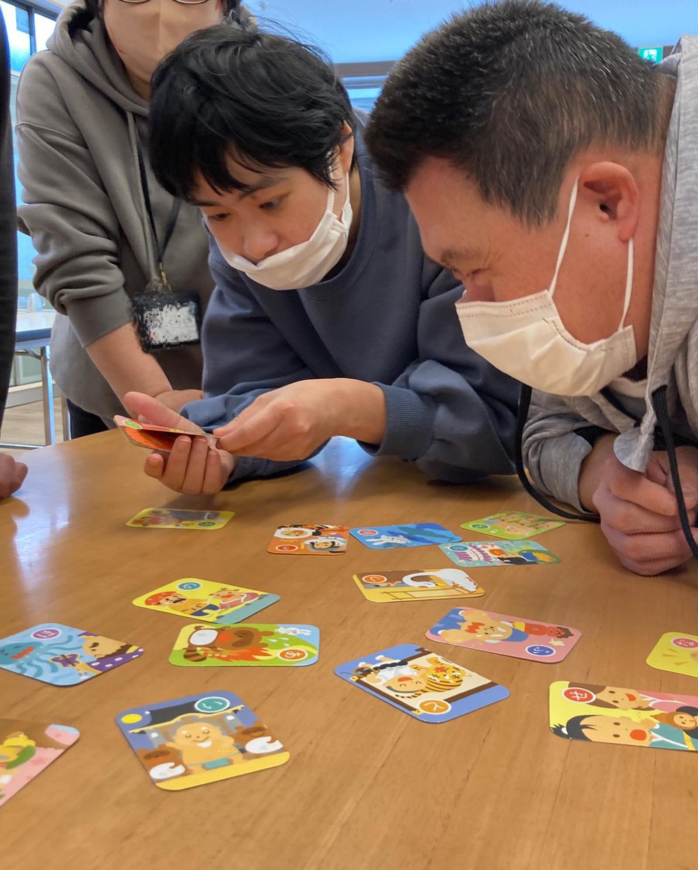 こんにちは六花です早いもので、今日で1月が終わりですね🙄️ついこの間年が明けた気がするのですが🤣ですが、まだまだ1月は終わっちゃいない😎️ということで、お正月遊びの「かるた」をしてお昼休みを過ごしました🥳読み札が進むにつれて、メンバーさんもだんだんとテンションが上がっていきました🥳🤩盛大なお手つきをするメンバーさんや、ものすごいスピードで絵札を取るメンバーさんがいたりと笑顔がたくさんうまれた楽しいひとときとなりました#生活介護#生活介護六花#生活介護事業所#生活介護施設#生活介護事業 #障害福祉#障害者福祉#東大阪#東大阪市#八尾#八尾市#短期入所#ショートステイ#ショートステイ六花#六花#お昼休みのひととき #かるた遊び