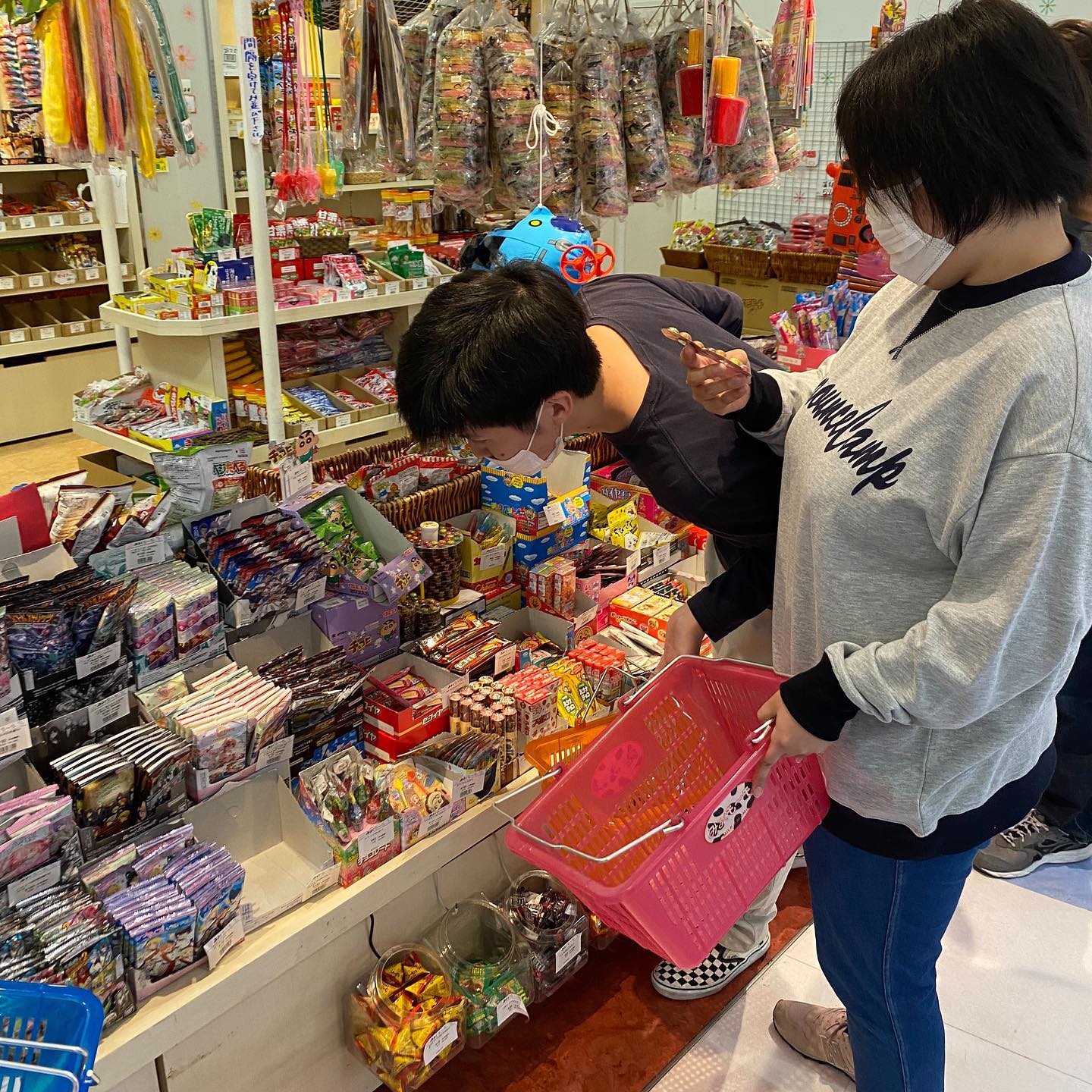 こんにちは六花です駄菓子屋さんをお目当てに「アリオ八尾」までお出かけしました1人1つのお買い物かごを持って好きな駄菓子を選びました🥳駄菓子を買うことができるということで、みなさんすごく嬉しそうな表情でお買い物を楽しまれていました#生活介護#生活介護六花#生活介護事業所#生活介護施設#生活介護事業 #障害福祉#障害者福祉#東大阪#東大阪市#八尾#八尾市#短期入所#ショートステイ#ショートステイ六花#六花#お買い物体験 #アリオ八尾