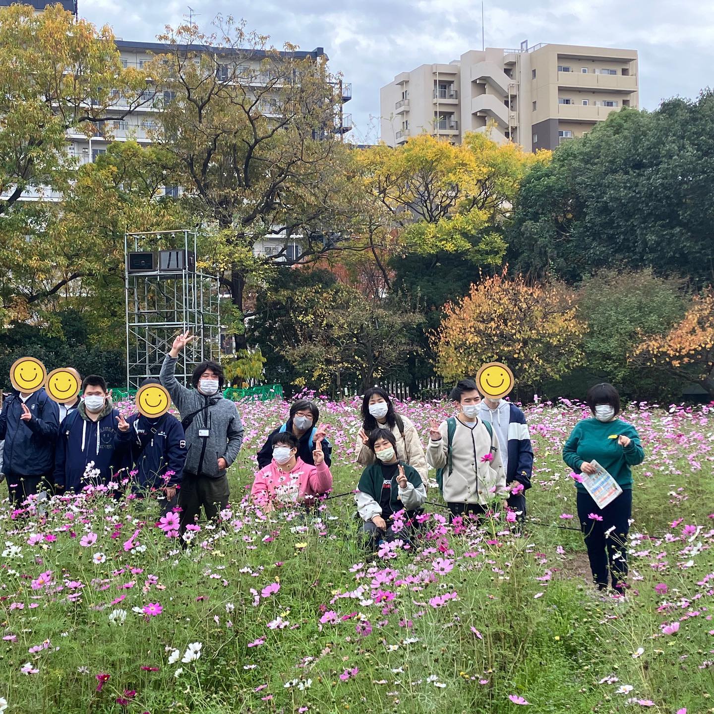 こんにちは六花です先週土曜日に「長居植物園」まで行ってきました昨日までの開催でしたが、「コスモスフェア」が開催されていて、色とりどりのコスモスが秋風に揺れ咲き乱れていましたその他にも園内では、様々な色のバラや、燃えるように赤く色づいた紅葉がとてもきれいで秋をいっぱい感じることができました🥺🥰もうすぐそこに12月の足音が迫っていますが、今週も元気にやっていきましょう🤗#生活介護#生活介護六花#生活介護事業所#生活介護施設#生活介護事業 #障害福祉#障害者福祉#東大阪#東大阪市#八尾#八尾市#短期入所#ショートステイ#ショートステイ六花#六花#長居植物園コスモスフェア