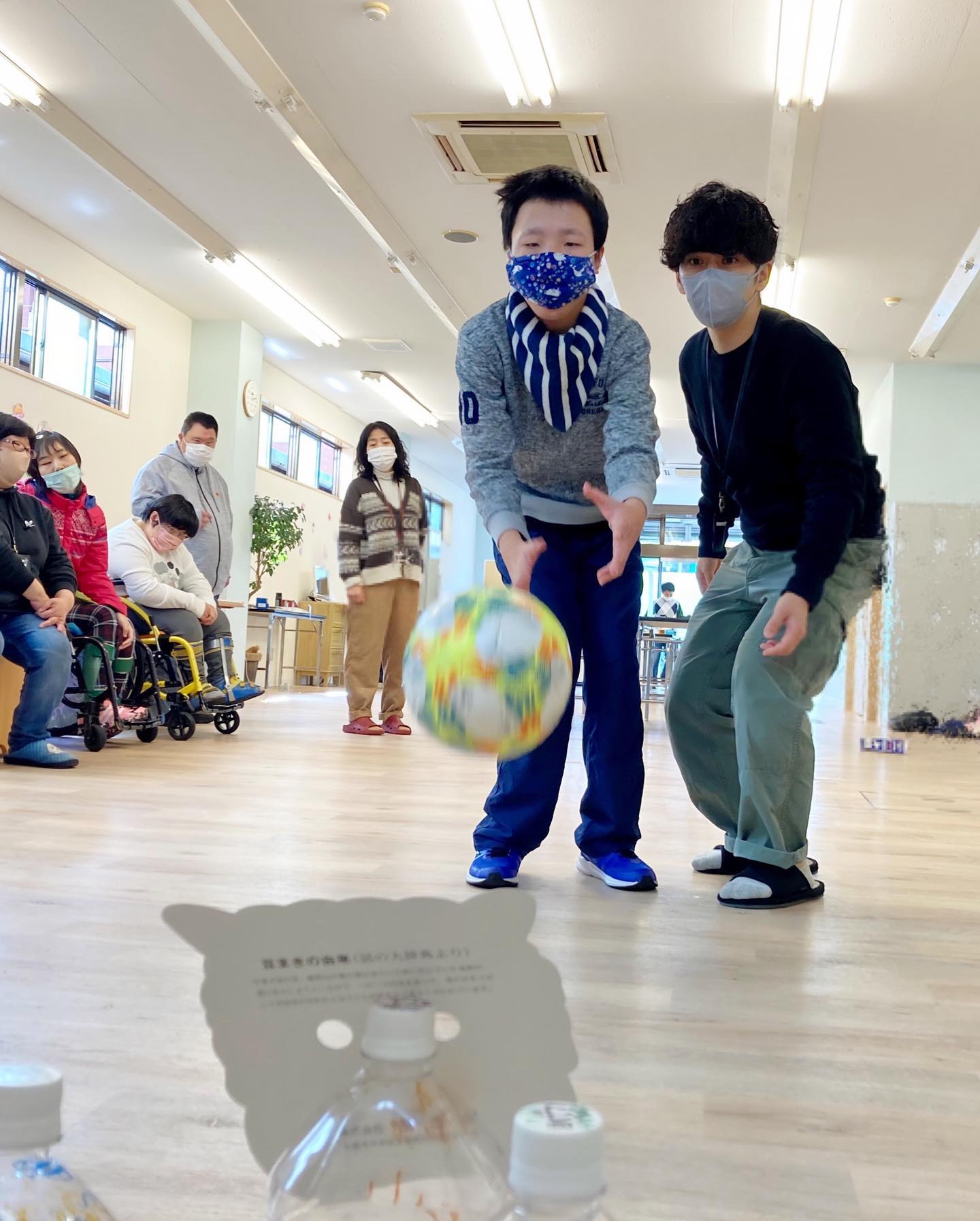 こんにちは六花です「新春スポーツ大会🏓」を六花 きしだどうにて開催しました🥳種目は、以下の通りです・卓球🏓・ボウリング・ボッチャボウリングのピンは、ペットボトルを再利用して、メンバーさんがそれぞれ思い思いの絵を描きました🥳卓球🏓では、大きなテーブルと小さなテーブルを用意して少し違った2種類の卓球を楽しみました🥳ボッチャでは、どのゲームも接戦の戦いが多くかなり盛り上がりました🥺1日みんなで思う存分体を動かして、体も気分もリフレッシュできたように思います#生活介護#生活介護六花#生活介護事業所#生活介護施設#生活介護事業 #障害福祉#障害者福祉#東大阪#東大阪市#八尾#八尾市#短期入所#ショートステイ#ショートステイ六花#六花#ボッチャ#スポーツ大会