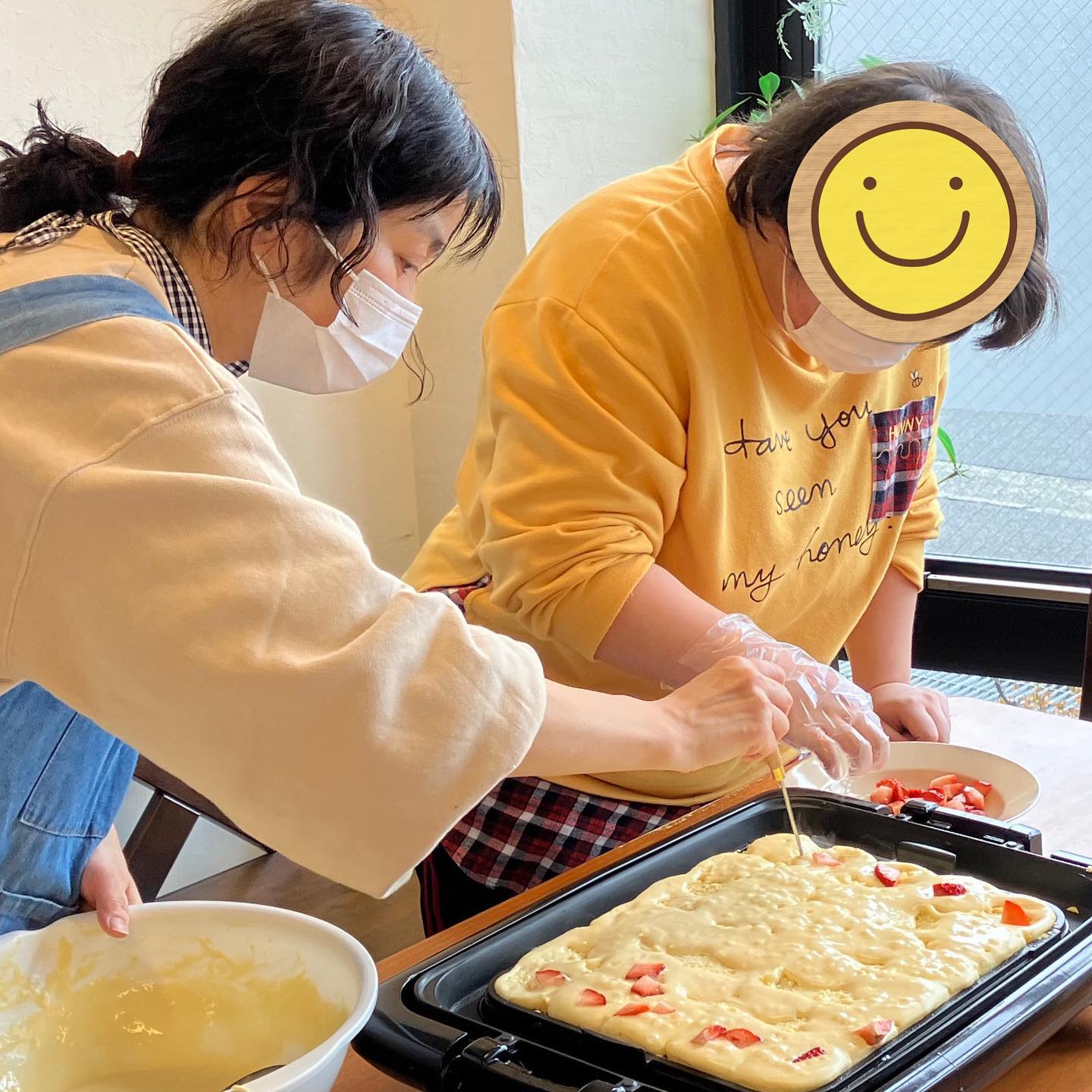 こんにちは六花です2月14日（火）は、「バレンタインデー」でしたね🥺みなさまはどのようにバレンタインデーをお過ごしされましたか️こちら六花では、たこ焼き器を利用してミニカステラ️ミニパンケーキ️をみんなで作りましたいちごやチョコチップを生地の中に入れて、最後はチョコソースをかけて、カラフルなチョコスプレーでデコレーション🤩みなさん千枚通しを上手に使いながら、クルクルと焼くことが出来ました🥺#生活介護#生活介護六花#生活介護事業所#生活介護施設#生活介護事業 #障害福祉#障害者福祉#東大阪#東大阪市#八尾#八尾市#短期入所#ショートステイ#ショートステイ六花#六花#バレンタインデー2022 #調理体験