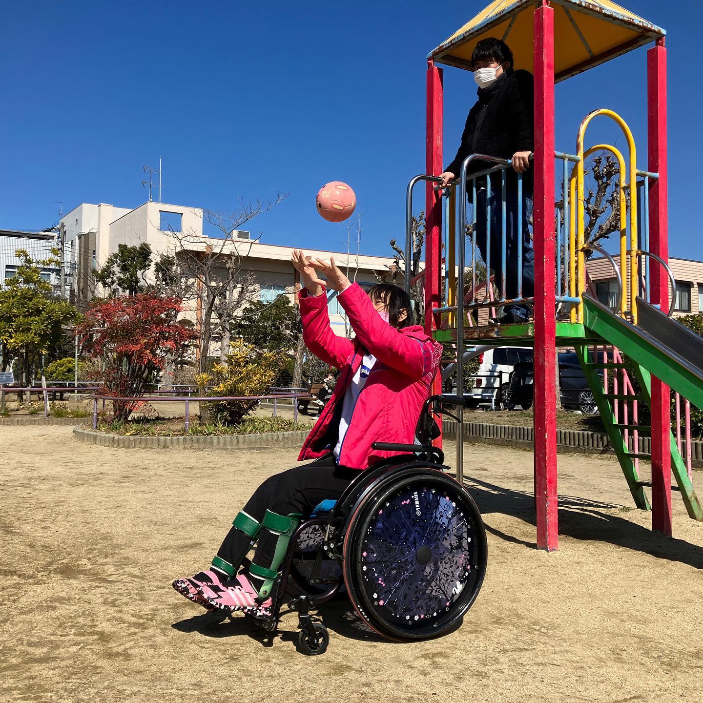 こんにちは六花です昨日のお昼は、春の陽気でしたので近くの「金物町公園」で過ごしました️️雲️ひとつない快晴の中、ボール️遊びや、追いかけっこ‍♀️‍♂️、滑り台🛝で遊んだりしました🥳体を動かすと少し汗ばむほどの天気で、春の訪れはもうそう遠くないように感じました#生活介護#生活介護六花#生活介護事業所#生活介護施設#生活介護事業 #障害福祉#障害者福祉#東大阪#東大阪市#八尾#八尾市#短期入所#ショートステイ#ショートステイ六花#六花#お昼休みのひととき