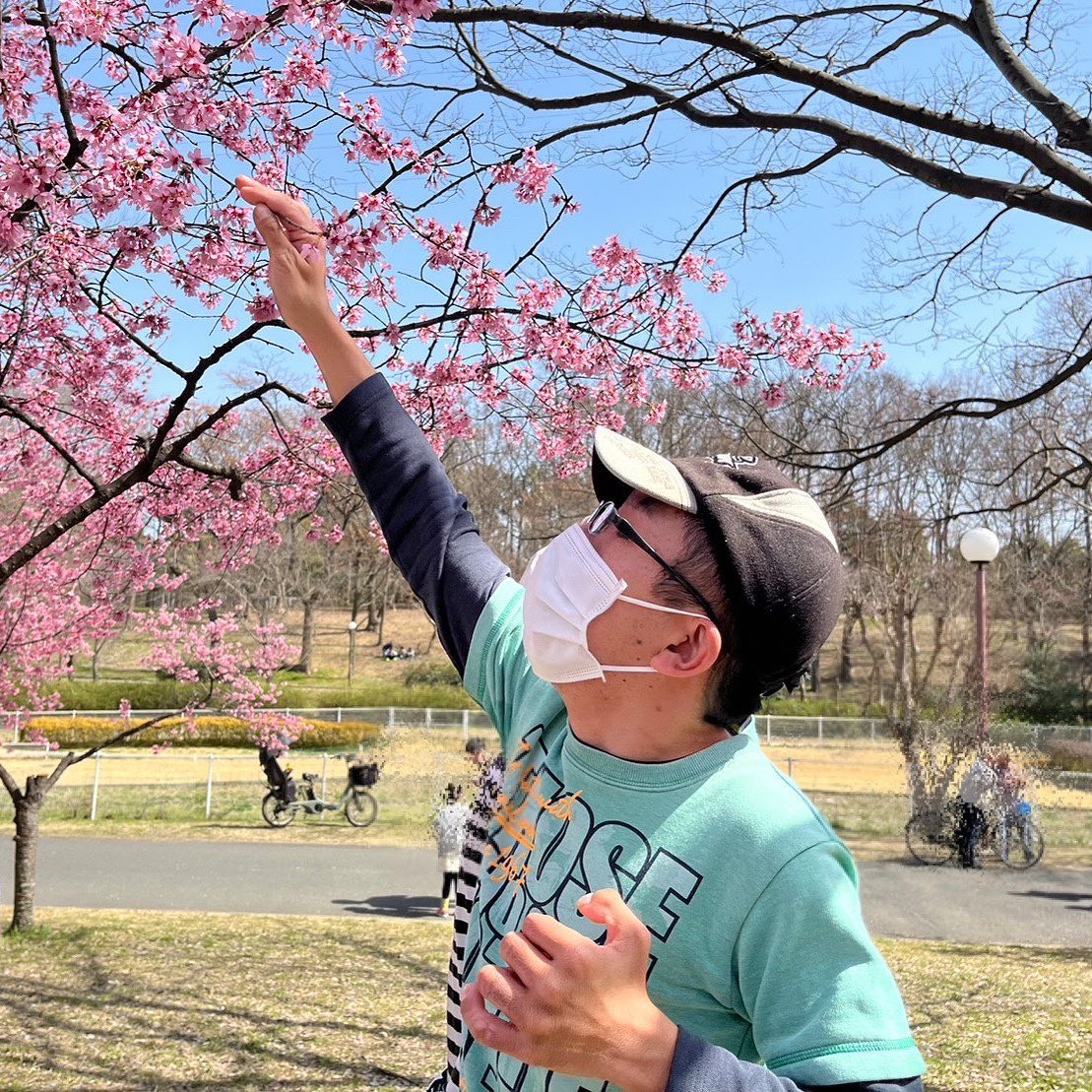 こんにちは六花です先週土曜日に「鶴見緑地🌲」までお出かけしましたポカポカの春の陽気の中、カワヅザクラが満開を迎えていてとてもきれいに咲いていました少し調べてみると、カワヅザクラは、早咲きで2月下旬から3月上旬と、一般的なソメイヨシノよりも1か月以上も早く開花するようです🙄園内にある乗馬苑では、ちょうど乗馬体験をされている様子を見ることができてみなさん興味津々でした#生活介護#生活介護六花#生活介護事業所#生活介護施設#生活介護事業 #障害福祉#障害者福祉#東大阪#東大阪市#八尾#八尾市#短期入所#ショートステイ#ショートステイ六花#六花#カワヅザクラ#鶴見緑地公園