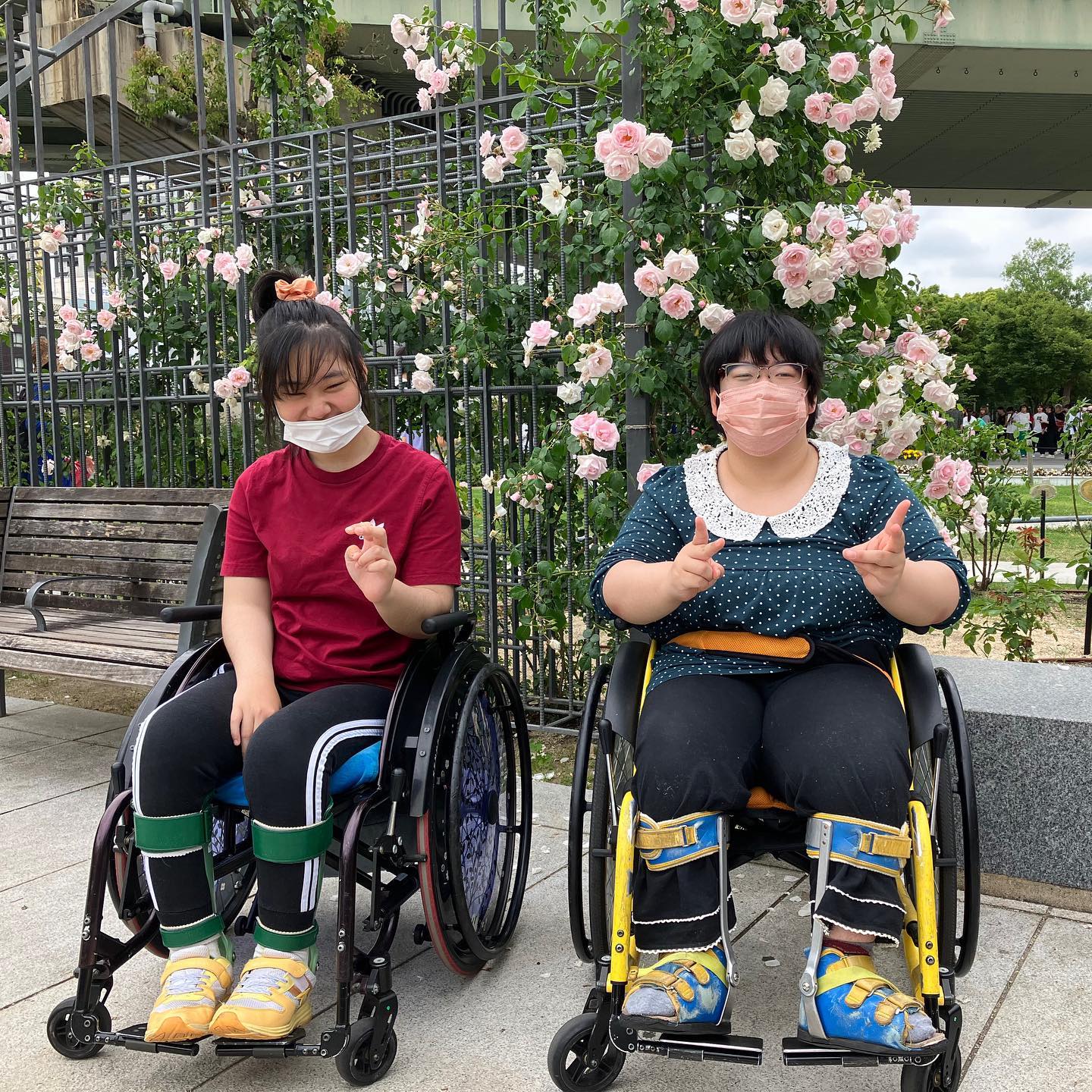 こんにちは六花です早いもので今日は5月最終日ですね🙄️大阪は連日雨️が続いてますが、今日もメンバーさんと一緒に元気にやっていきたいと思いますさてさて、先週土曜日は大阪市北区にある「中之島公園」にバラを見に行ってきました残念ながら見頃は少し過ぎていましたが、たくさんの種類のバラがあって、まだまだ綺麗に咲いているものもありました🥰曇り空️でしたが、綺麗に咲き誇るバラを見たりバラの良い香りを感じたりして、なんだ少し優雅な時間を過ごせように思いました生活介護 六花　〒577-0814東大阪市南上小阪10-54TEL 06-6224-4686#生活介護#生活介護六花#生活介護事業所#生活介護施設#生活介護事業 #障害福祉#障害者福祉#東大阪#東大阪市#八尾#八尾市#短期入所#ショートステイ#ショートステイ六花#六花#中之島公園バラ園#都会のオアシス