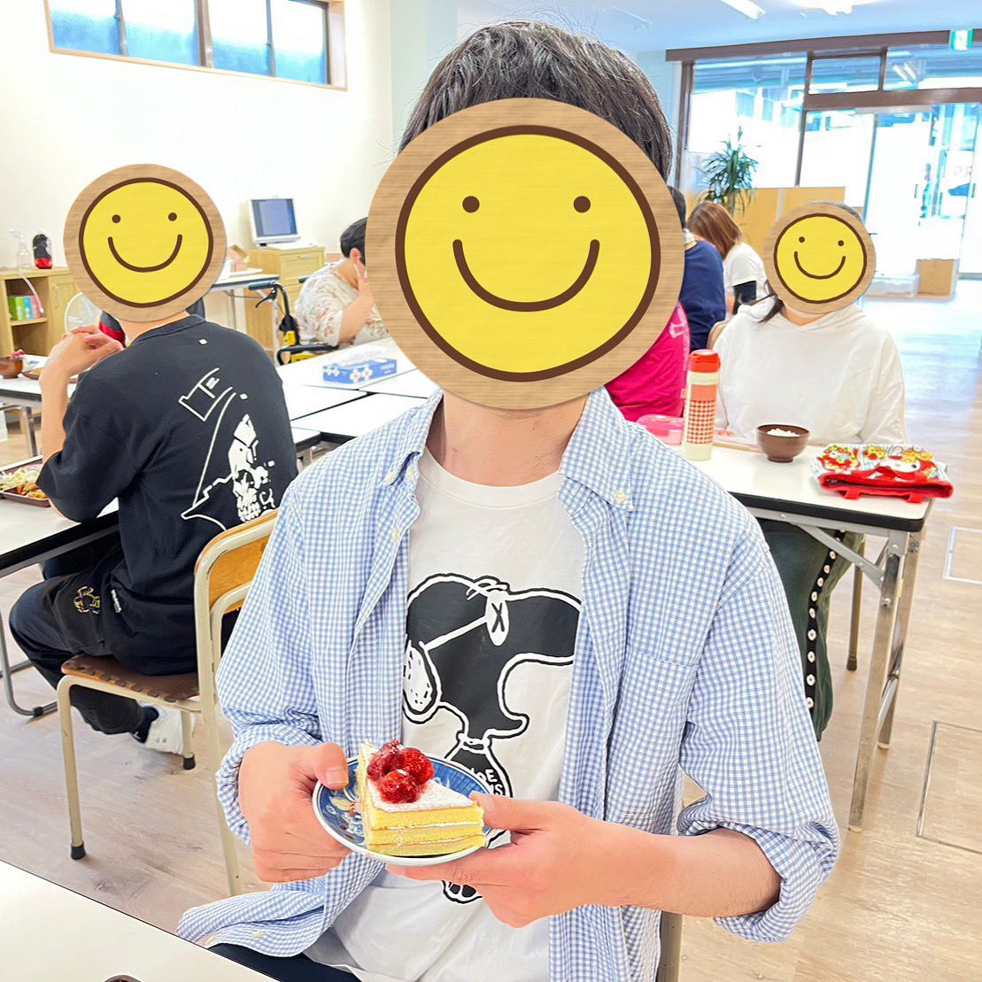 こんにちは六花です6月生まれのメンバーさんの2名のお誕生日をお祝いしました🥳プレゼント、ケーキ、みんなで歌ったバースデーソングでお祝いされてすごく嬉しそうなお二人でした🥰この一年がお二人にとって素敵な日々となりますように生活介護 六花　〒577-0814東大阪市南上小阪10-54TEL 06-6224-4686#生活介護#生活介護六花#生活介護事業所#生活介護施設#生活介護事業 #障害福祉#障害者福祉#東大阪#東大阪市#八尾#八尾市#短期入所#ショートステイ#ショートステイ六花#六花